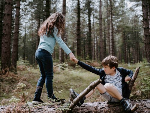 Deux enfants dans une forêt