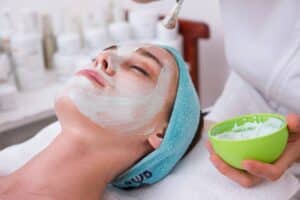 Routine beauté : sérum à mettre avant ou après la crème hydratante ?